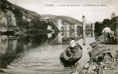 Cahors zu Beginn des 20. Jahrhunderts: Sandfischer und ihr Boot auf dem Lot, Brücke von Val-entre (Valentre) von French Photographer