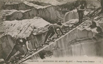 Chamonix - der Aufstieg des Mont Blanc. Kletterer überqueren eine Spalte von French Photographer