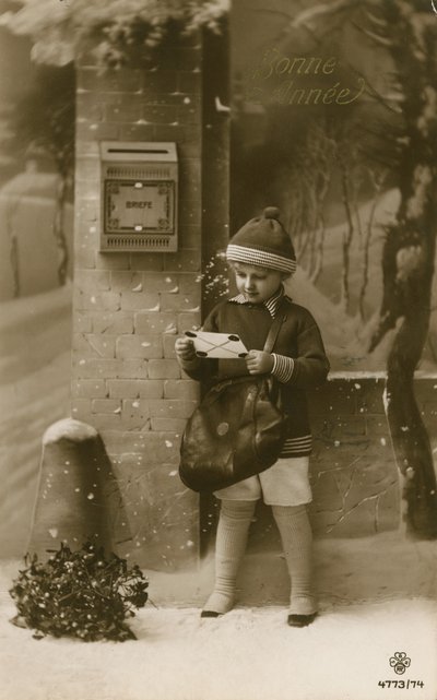 Kind kurz vor dem Einwerfen eines Briefes von French Photographer