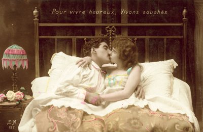 Paar küsst sich im Bett von French Photographer
