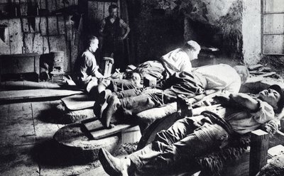 Messerschmiede bei der Arbeit in Thiers, Ende 19. Jahrhundert von French Photographer