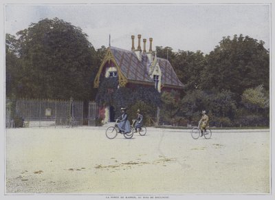 Radfahrer fahren an der Porte de Madrid im Bois de Boulogne, Paris, vorbei (Farbfoto) von French Photographer
