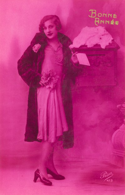 Elegantes Mädchen kurz vor dem Einwerfen einer Neujahrskarte von French Photographer