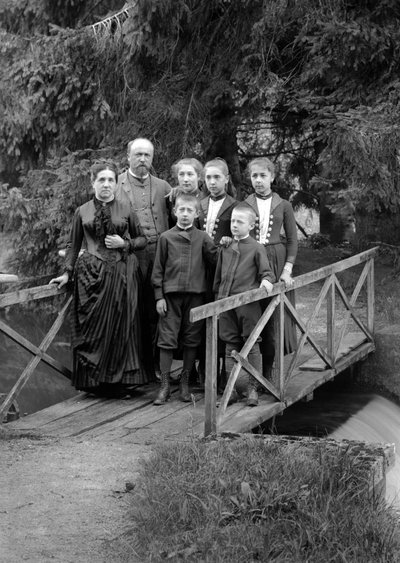 Familie von Stadtbewohnern, posierend in ihrem Garten, in der Nähe von Bourmont in Haute-Marne, um 1880. Fotografie. Ducos-Sammlung. von French Photographer