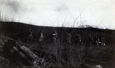 Erster Weltkrieg (1914-1918): eine Gruppe von Soldaten marschiert auf Rocour (Saint Quentin) (Aisne) von French Photographer