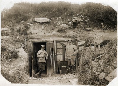Erster Weltkrieg (1914-1918): der Kommandoposten von Leutnant De Benedetti, der Sekretär links, der Bataillonsfeldwebel rechts. Zwischen ihnen Signalraketen, Periskop, Torpedos. 05/1916 von French Photographer