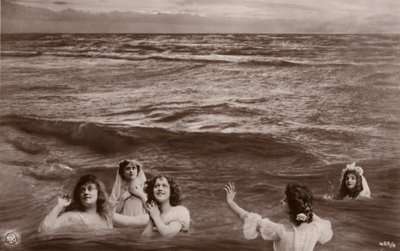 Fünf bekleidete Frauen im Meer (Fotokollage) von French Photographer