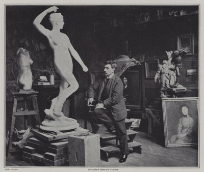 Der französische Maler und Bildhauer Alexandre Falguiere in seinem Atelier (s/w Foto) von French Photographer