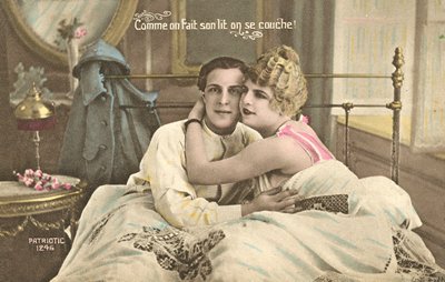 Französischer Soldat im Bett mit seiner Freundin von French Photographer