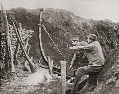 Französische Soldaten benutzen eine Katapult zum Bombenwerfen während des Ersten Weltkriegs, aus The Illustrated War News, 1915 von French Photographer