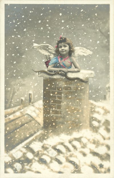 Mädchenengel, der aus einem Schornstein im Schnee auftaucht von French Photographer
