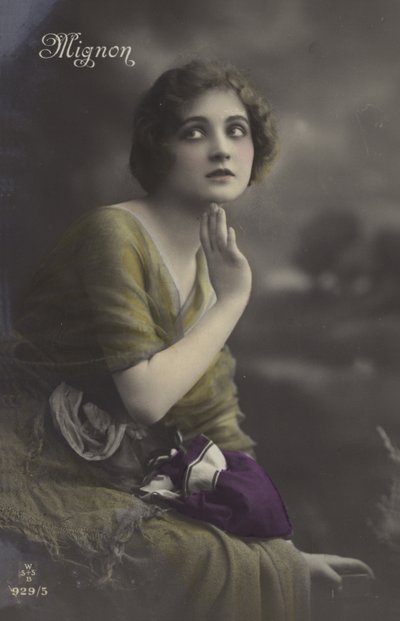 Mädchen im gelben Kleid von French Photographer