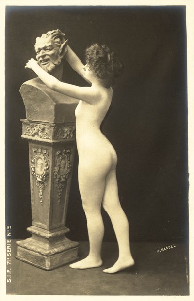 Mädchen im Body, das einer Satyr-Büste Aufmerksamkeit schenkt von French Photographer