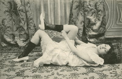 Mädchen zieht ihre Socken hoch von French Photographer