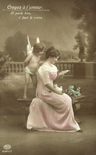 Mädchen liest einen Liebesbrief, mit Amor über ihre Schulter blickend von French Photographer