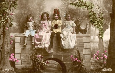 Mädchen und Jungen sitzen am Rand der Brücke von French Photographer
