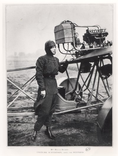 Helene Dutrieu (1877-1961) neben einem Flugzeug, vor 1914 von French Photographer