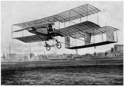 Henri Farman (1874-1958) in Issy-les-Moulineaux in seinem Flugzeug Voisin-Farman 1, 1907 von French Photographer