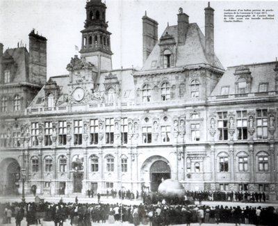Aufblasen eines Ballons mit den Erklärungen der Kommune daran befestigt vor dem Hotel de Ville, Paris, 3. Mai 1871 von French Photographer