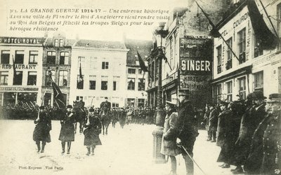 König Georg V. und König Albert I. besuchen ein Dorf in Flandern von French Photographer