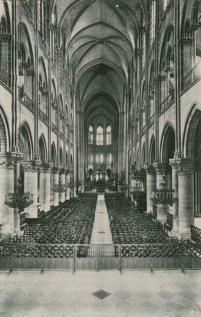 Schiff der Kirche Notre-Dame von French Photographer