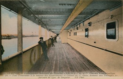 Le Havre - Innenraum der SS France, Ozeandampfer der Compagnie Generale Transatlantique. Promenadendeck, 135 Meter lang, auf Höhe der Erste-Klasse-Kabinen von French Photographer