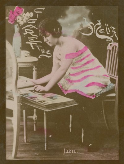Lizie, Mädchen mit Fotoalbum von French Photographer