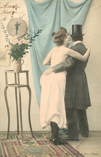 Mann mit Zylinder, der eine halbnackte Frau umarmt von French Photographer