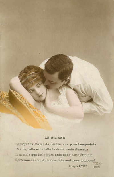 Mann küsst schüchternes Mädchen auf die Wange von French Photographer