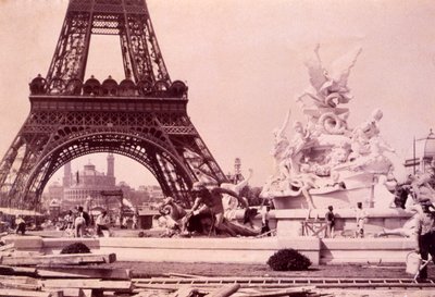Männer bauen den Brunnen St. Vidal in der Nähe des Eiffelturms, ca. 1888 von French Photographer