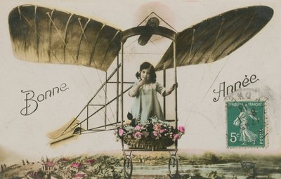 Neujahrskarte eines Mädchens in einem Flugzeug, 1913 (handkoloriertes Foto) von French Photographer