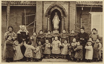 Waisen posieren vor ihrem Waisenhaus in China von French Photographer