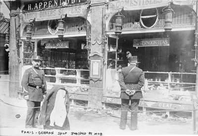 Paris, deutscher Laden von Mob zerschlagen, 1914 von French Photographer