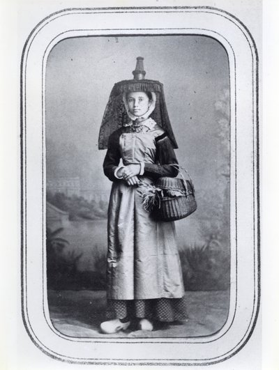 Fotovisitenkarte mit französischer Regionaltracht, ca. 1860-70 von French Photographer