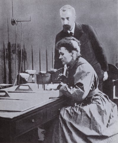 Pierre und Marie Curie, Entdecker des Radiums, in ihrem Labor an der Universität Paris, 1898 von French Photographer