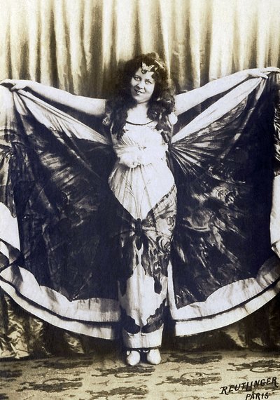 Porträt von Loie Fuller (1862-1928), amerikanische Komikerin, Sängerin, Tänzerin von French Photographer
