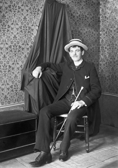 Porträt eines jungen Mannes, Kopfbedeckung eines Kanuten, posierend in der Abtei von Septfontaines, in der Nähe von Bourmont in Haute-Marne. Fotografie Ende des 19. Jahrhunderts. Ducos-Sammlung. von French Photographer