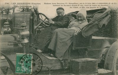 Postkarte von Madame Anne Brugere in einem Auto mit ihrer 73-jährigen Tochter, Les Herbiers, gesendet 1913 von French Photographer