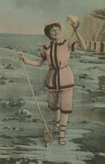 Postkarte einer Frau, die ein Fischernetz und eine Muschel hält, gesendet im Jahr 1913 von French Photographer