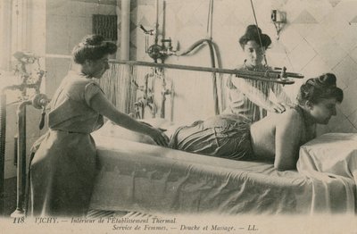 Frau erhält eine Dusche und Massage in den Thermalbädern von Vichy von French Photographer