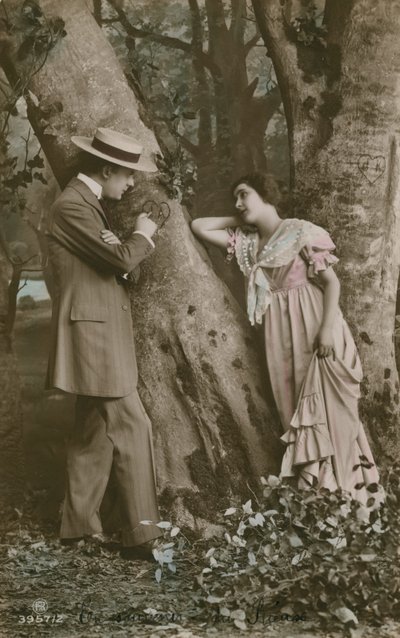 Liebende schnitzen ein Herz in einen Baum (handkoloriertes Foto) von French Photographer