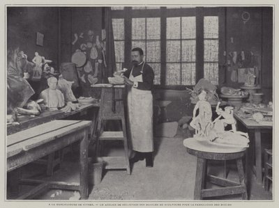 Vorbereitung von Formen in einer Werkstatt der Porzellanmanufaktur Sèvres, Frankreich von French Photographer
