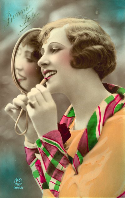 Hübsches Mädchen trägt Lippenstift auf, benutzt Spiegel von French Photographer