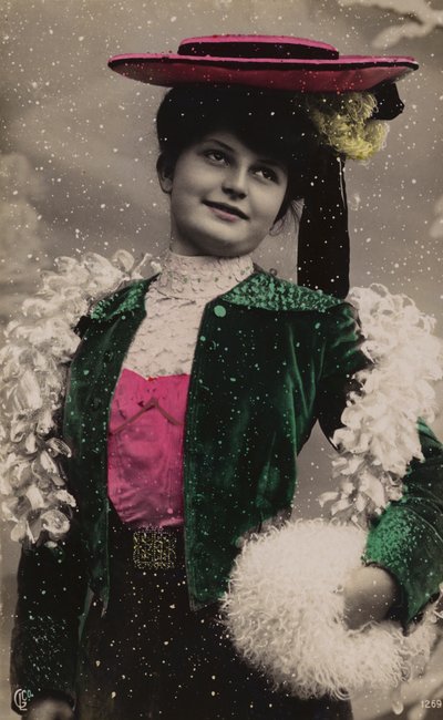 Hübsches Mädchen in feiner Kleidung im Schnee von French Photographer