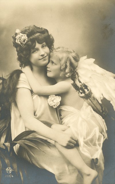 Hübsches Mädchen mit Engel auf ihrem Knie von French Photographer