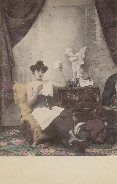 Halb angezogenes hübsches Mädchen liest einen Brief von French Photographer