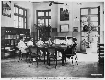 Grundschule für Jungen in Hanoi, ca. 1920 von French Photographer