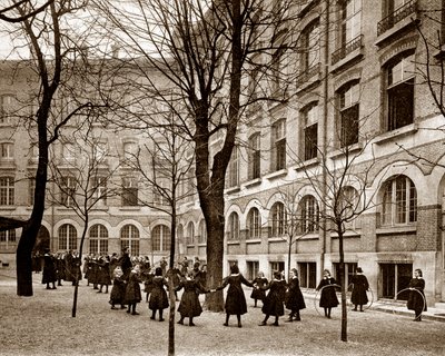 Freizeitplatz der Schule von Madame de Saisseval (Carcado - Saisseval) in Paris Ende des 19. Jahrhunderts, vor 1900 von French Photographer