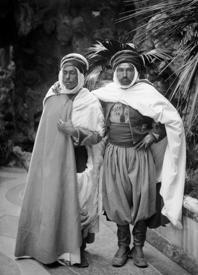 Vertreter der französischen Kolonien in traditioneller Tracht in Paris, um 1850, empfangen von Jean Etienne Théodore Ducos (1801-1855), Minister der Marine und Kolonien von 1851 bis 1855. Fotografie. Ducos-Sammlung. von French Photographer