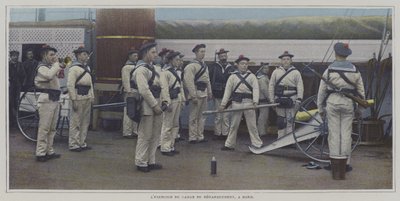 Matrosen führen eine Übung mit einer Landungskanone an Bord eines Schiffes durch von French Photographer